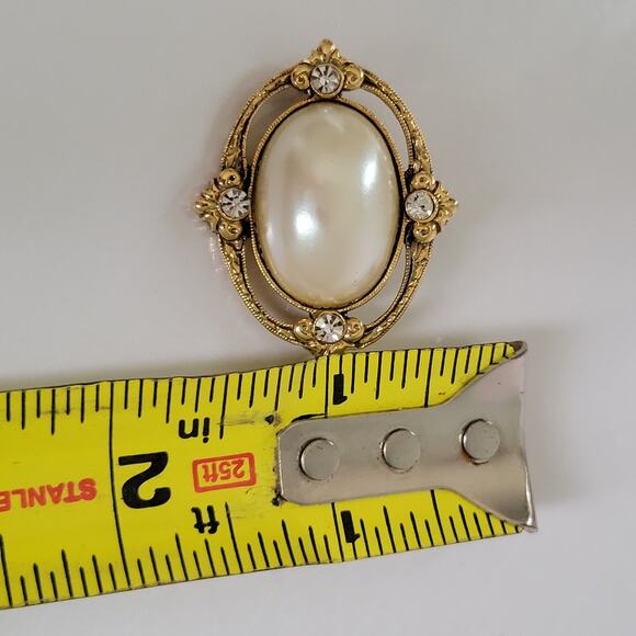 Vintage 1928 Jewelry Co Brooch Oval Faux Pearl Cabochon Rhinestone Gold Tone - Picture 8 of 8